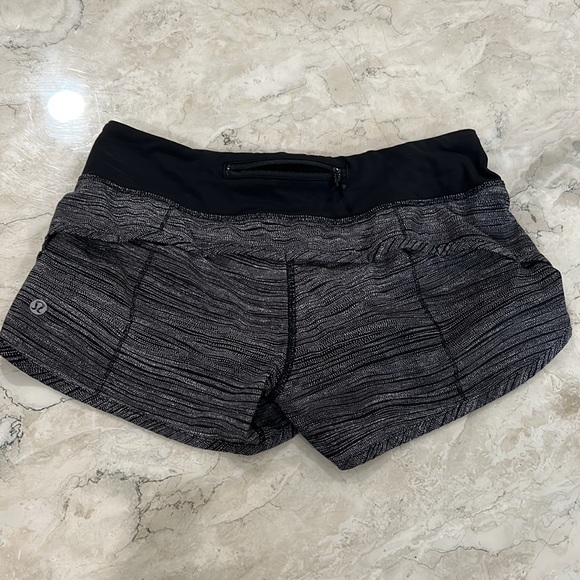 Lululemon Speed Short (4-way Stretch 2.5")
Bit Point Ice Grey Black / Black - Picture 2 of 5